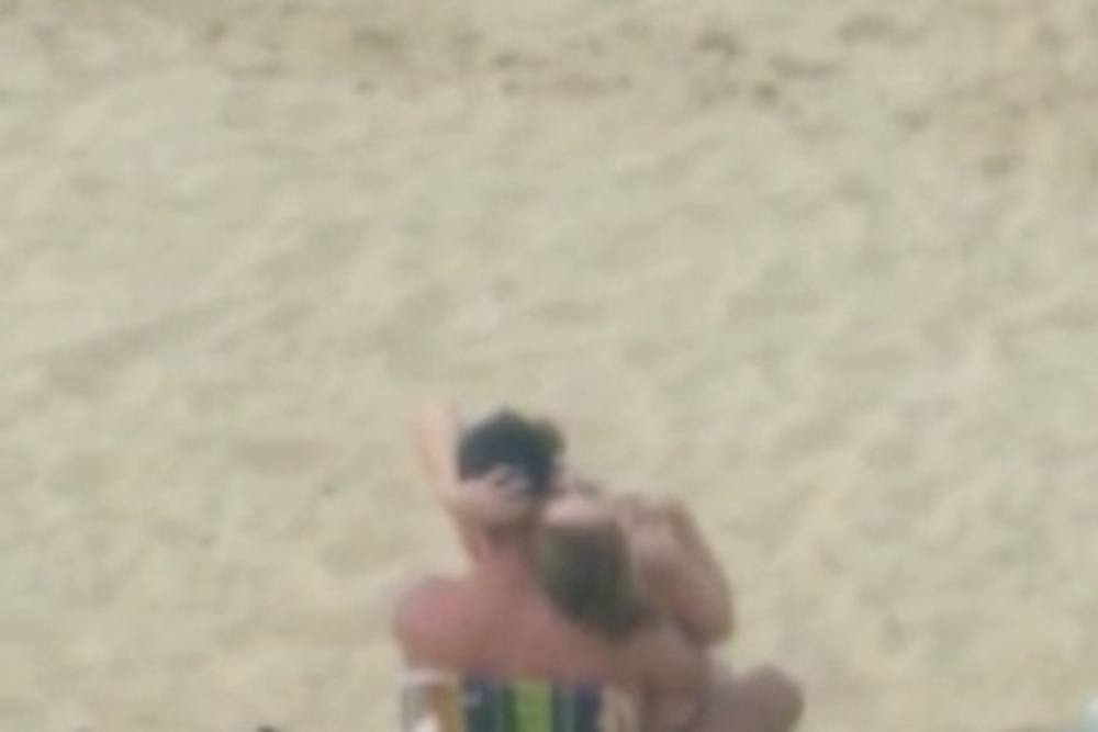 Casal faz sexo na praia de balneário